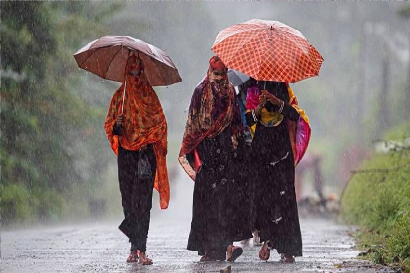 *কলকাতায় আজ আংশিক মেঘলা আকাশ। তাপমাত্রা বাড়বে, বাতাসে জলীয় বাষ্প থাকায় অস্বস্তিও বাড়বে। শনিবার ও রবিবার বজ্রবিদ্যুৎ-সহ বিক্ষিপ্ত বৃষ্টির সম্ভাবনা। আজ ও কাল বৃষ্টির সম্ভাবনা কম। আগামী ২৪ ঘণ্টায় কলকাতা শহরে তাপমাত্রা থাকবে ২৭ ডিগ্রি সেলসিয়াস থেকে ৩৩ ডিগ্রি সেলসিয়াসের মধ্যে। প্রতীকী ছবি। 