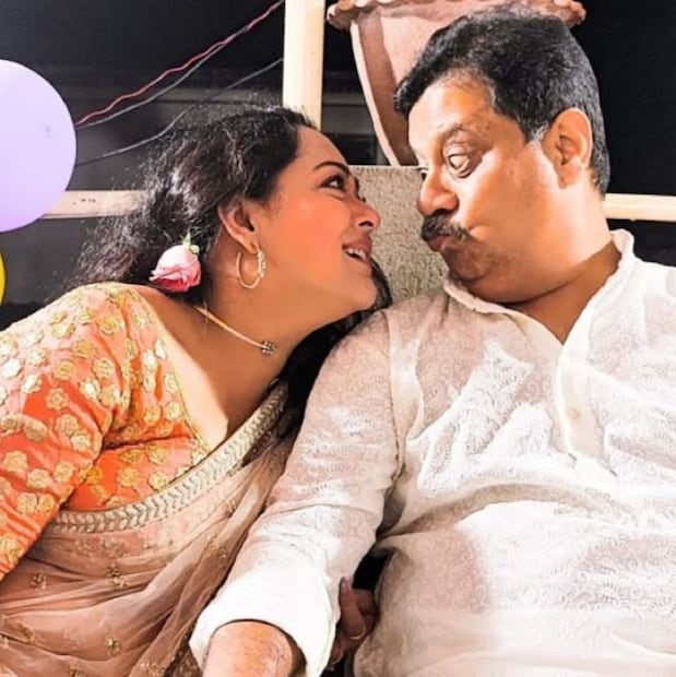 সব শেষে নিজের স্বামীর কথা উল্লেখ করেছেন অপা৷ তবে স্বামীর সম্বন্ধে বিশেষ কিছু লেখেননি৷ শুধুমাত্র লিখেছেন যে, ওটা নাহয় আমার মনেই থাক আর আপনারা ভেবেই নিন যার মা এরকম তার ছেলে কেমন হতে পারে....