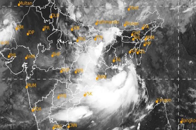এদিকে বৃষ্টি হলে তখন অস্বস্তি কমবে৷ পাশাপাশি ঝোড়ো হাওয়ার জেরেও গরম ভাবটা খানিকটা হলেও কম লাগব৷ শনিবার অবধি দক্ষিণবঙ্গের জেলাগুলিতে প্রবল বৃষ্টির পূর্বাভাস জারি থাকবে৷ Photo Courtesy- IMD/Sattellite Image 