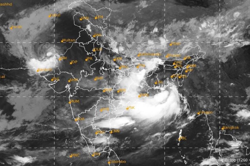 #কলকাতা: গত সপ্তাহান্তে বঙ্গোপসাগরের  নিম্নচাপের জেরে বেশ টানা বৃষ্টিতে ভিজেছিল কলকাতা ও দক্ষিণবঙ্গ৷ অনেকটাই সেই ঢঙেই এই সপ্তাহান্তেও বিস্তৃত নিম্নচাপ অক্ষরেখা৷ যার জেরে অন্তত শনিবার অবধি কলকাতা সহ দক্ষিণবঙ্গে তুমুল বৃষ্টি হবে৷ Photo Courtesy- IMD/Sattellite Image 