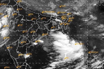 প্যাচপ্যাচে গরমে নাজেহাল, বেলা বাড়লেই তুমুল বৃষ্টি, আজকের ওয়েদার আপডেট
