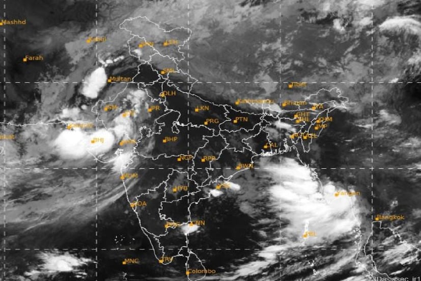 এদিকে বঙ্গোপসাগরে তৈরি হওয়া নতুন নিম্নচাপের জন্য   গাঙ্গেয় পশ্চিমবঙ্গ, ওড়িশা, ঝাড়খন্ড, ছত্তিসগড় এবং মধ্যপ্রদেশে কোথাও ভারী কোথাও অতি ভারী বৃষ্টির পূর্বাভাস রয়েছে। পূর্ব ও উত্তর-পূর্ব ভারতের রাজ্যগুলিতে বৃষ্টি বাড়বে আগামী কয়েকদিন। Photo Courtesy- IMD/Sattellite 