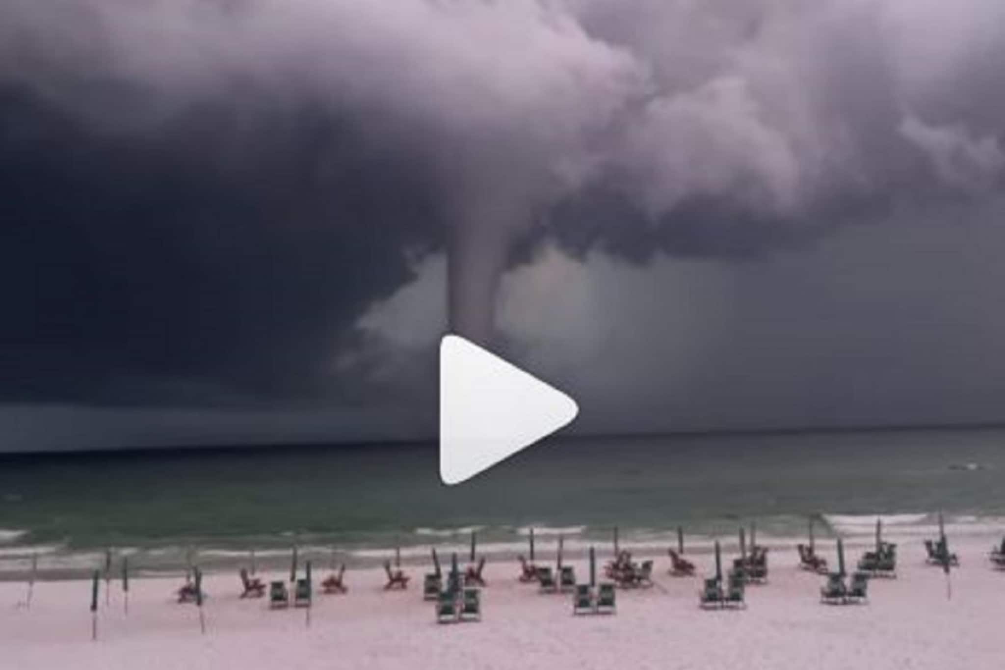 আকাশ চিরে বিদ্যুতের রেখা, ফ্লোরিডার সমুদ্রে সাক্ষাৎ জল দৈত্য, ভয়ের ভিডিও ভাইরাল