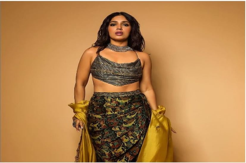 পিঠ ছাপিয়ে নেমে এসেছে খোলা চুল, তীক্ষ্ণ দৃষ্টি, খোলা পিঠ... ব্যাকলেস চোলি আর কাঁথাস্টিচের শাড়িতে লাস্যময়ী ভূমি