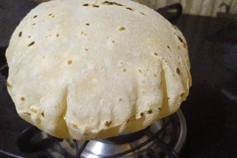 বাস্তু শাস্ত্রমতে বাসি আটার রুটি খাওয়া একদমই উচিৎ নয় ৷ প্রচলিত আছে এই রুটি পারিবারিক বিবাদের জন্ম দিতে পারে তাই এই আটার রুটি না খাওয়াই উচিৎ ৷ প্রতীকী ছবি ৷
