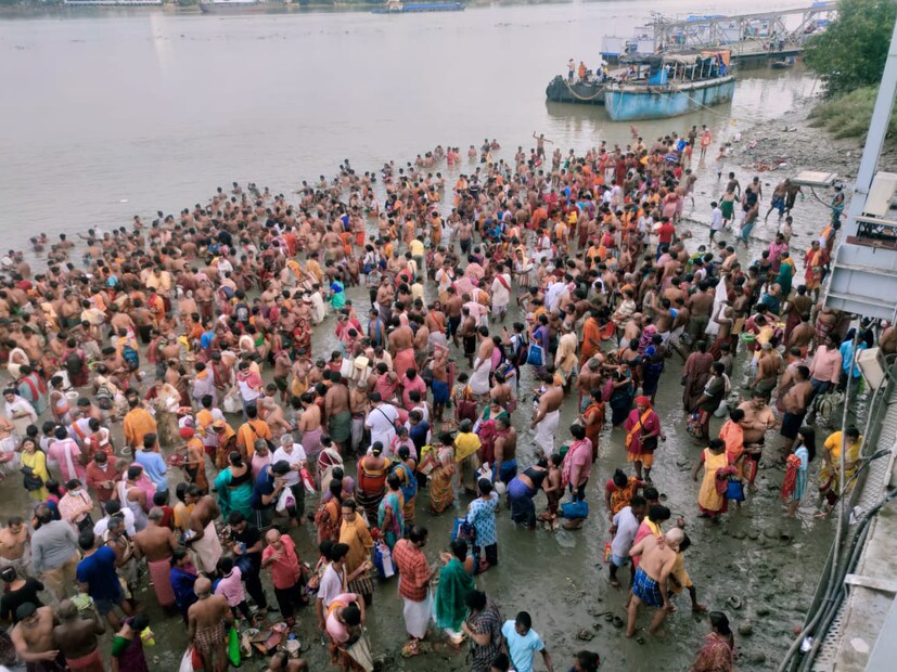 তারই সঙ্গে দেবী দুর্গার বোধন ও বাপের বাড়ি আসার আনন্দ। ফলে বাঙালি আজ আবেগে মিলেমিশে একাকার।