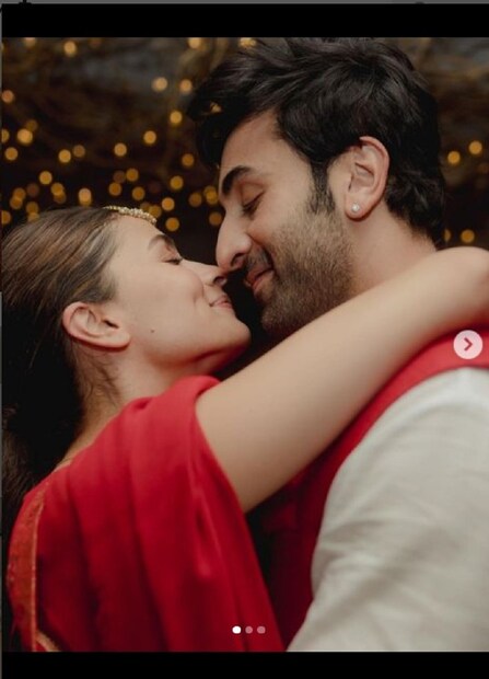 কিছুদিনের মধ্যেই বাবা হবেন রণবীর কাপুর। বিয়ের কয়েক মাসের মধ্যেই মা হওয়ার খবর জানান আলিয়া ও রণবীর। আর ঠিক এই সবের মাঝেই রণবীরের কেরিয়ারেও নতুন মোড় আসে। ছবি মুক্তি পায়। আজ রণবীরের জন্মদিন। photo source Instagram 