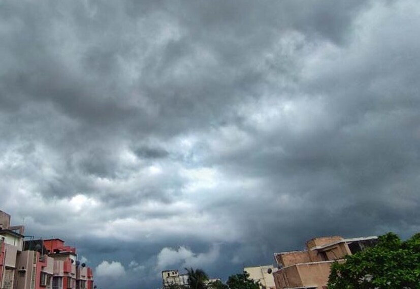 আজ, মঙ্গলবার কলকাতায় দিনভর মেঘলা আকাশ। হালকা থেকে মাঝারি বৃষ্টি চলবে। কয়েক পশলা ভারী বৃষ্টিরও সম্ভাবনা থাকছে। আগামী ২৪ ঘণ্টায় শহরের তাপমাত্রা ২৪ থেকে ২৭ ডিগ্রি সেলসিয়াসের মধ্যে থাকবে। আজকে সকালে সর্বনিম্ন তাপমাত্রা ২৪.৭ ডিগ্রি সেলসিয়াস। স্বাভাবিকের থেকে যা এক ডিগ্রি নীচে। গতকাল, সোমবার বিকালে সর্বোচ্চ তাপমাত্রা ছিল ২৬.৮ ডিগ্রি সেলসিয়াস। যা স্বাভাবিকের থেকে ৫ ডিগ্রি নীচে। বাতাসে আপেক্ষিক আর্দ্রতার পরিমাণ ৯২ থেকে ৯৭ শতাংশ। গত ২৪ ঘণ্টায় কলকাতা শহরে বৃষ্টি হয়েছে ৯৩.৭ মিলিমিটার। আগামী ২৪ ঘণ্টায় ভারী বৃষ্টির সম্ভাবনা রয়েছে উত্তর ও দক্ষিণ ২৪ পরগনা, পূর্ব ও পশ্চিম মেদিনীপুর, হাওড়া, হুগলি, মুর্শিদাবাদ, নদিয়া এবং বীরভূম জেলায়। বুধবার ভারী বৃষ্টির সম্ভাবনা উত্তর ২৪ পরগনা, বীরভূম, মুর্শিদাবাদ এবং নদিয়া জেলায়।