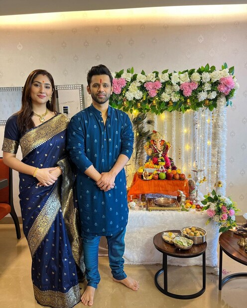 নায়িকা এবং গায়কের বাড়িতেও এ বার মহা ধূমধামে গণেশ ঠাকুর আনা হল। দিশা পারমার এবং রাহুল বৈদ্য নীলে সাজে সেজেছেন এই উপলক্ষে।