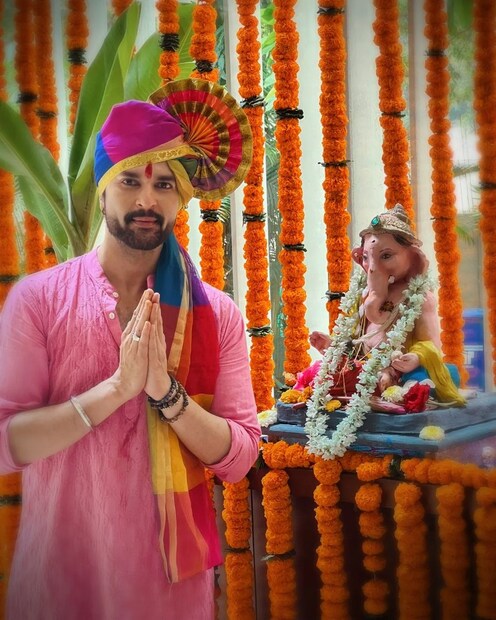নিজের হাতে গণেশের মূর্তি বানিয়েছেন 'বিগ বস' তারকা রাকেশ বাপাট। মাসখানেক আগেই বিচ্ছেদ হয়েছে তাঁর এবং শমিতা শেট্টি। তার অনেক দিন বাদে তাঁকে হাসিমুখে পোজ দিতে দেখা গেল।