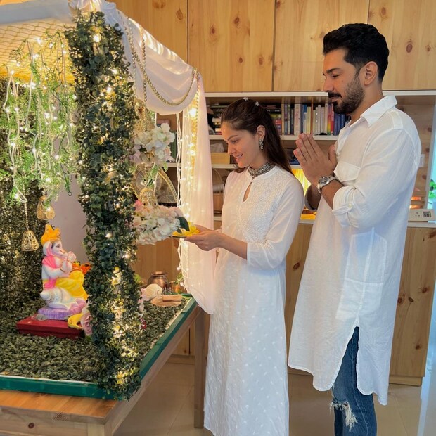 তারকা দম্পতি রুবিনা দিলায়েক এবং অভিনব শুক্লা সাদা পোশাকে সেজে নিজেদের বাড়ির গণেশ মণ্ডপের সামনে পুজো দিচ্ছেন।