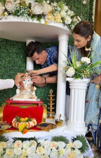 প্রিন্স নারুলা এবং তাঁর প্রেমিকা যুবিকা চৌধুরি তাঁদের ঠাকুর ঘরেই গণেশ ঠাকুরের মূর্তি স্থাপন করেছেন। ছবি দিলেন গণেশ চতুর্থীর।