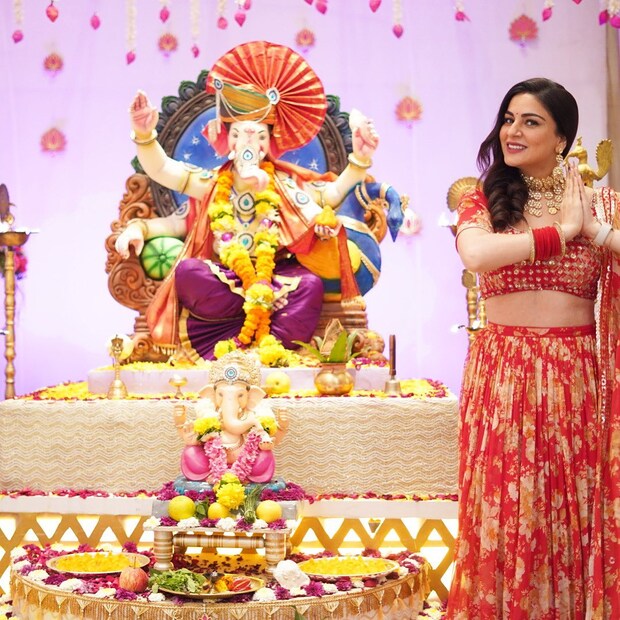 দু'টি গণেশের মূর্তি পুজো হল শ্রদ্ধা আর্যার বাড়িতে। লাল লহেঙ্গায় সেজে একগাল হাসি নিয়ে ক্যামেরায় পোজ দিয়েছেন অভিনেত্রী।