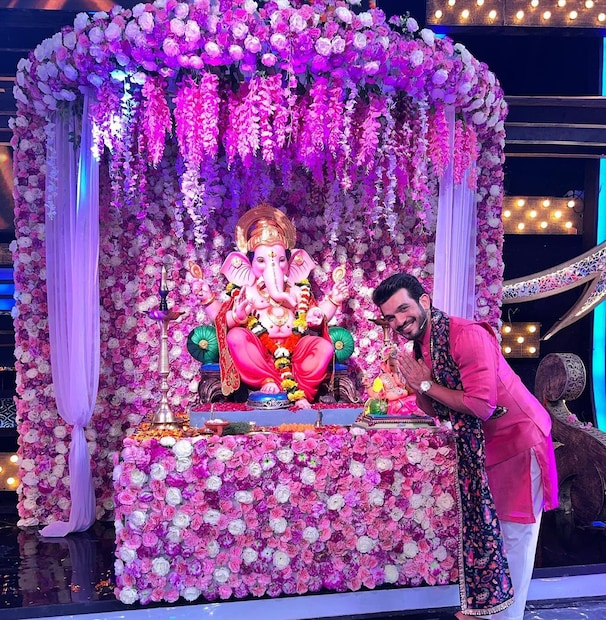 বেগুনি রঙের ফুল দিয়ে সাজানো মস্ত এক মণ্ডপে গণেশ পুজো। উপস্থিত ছিলেন টেলি অভিনেতা অর্জুন বিজলানি। 