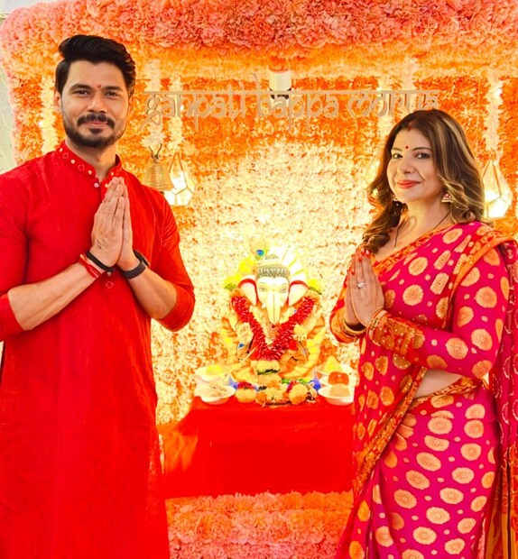 সম্ভাবনা শেঠ এবং তাঁর স্বামী অবিনাশ দ্বিবেদী নিজেদর বাড়িতে গণেশ চতুর্থীর মহা আয়োজন করেছিলেন। ছবি দিলেন পুজোর।