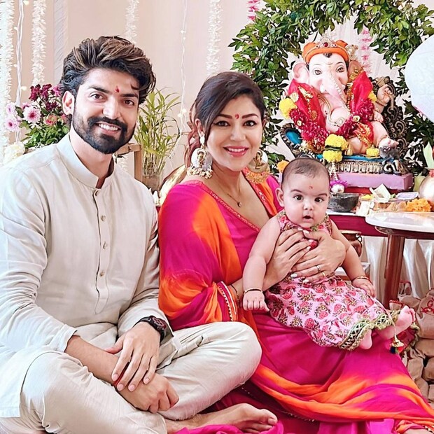 সাড়ে চার মাসের ছোট্ট লিয়ানাকে সঙ্গে নিয়ে গণেশ পুজোয় মাতলেন বঙ্গতনয়া দেবিনা বন্দ্যোপাধ্যায়। সঙ্গে তাঁর স্বামী গুরমিত চৌধুরি। তারকা দম্পতি এখন তাঁদের দ্বিতীয় সন্তানের অপেক্ষায়।