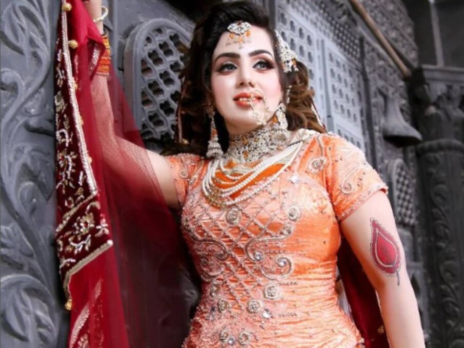  পৃথিবীতে কতরকমের যে মানুষ, আর তাঁদের কত বিচিত্র জীবন তার কোনও ইয়ত্তা নেই। এমনই এক ভিন্ন ঘটনার খোঁজ মিলেছে এবার সোশ্যাল মিডিয়ার হাত ধরে। ভাইরাল এই খবরে দেখা যায় প্রতি শুক্রবার বিয়ের কনে সাজেন ৪২ বছরের এক নারী। একদিন দু-দিন নয়, গত ১৬ বছর ধরে এই কাজ করে আসছেন ওই মহিলা।