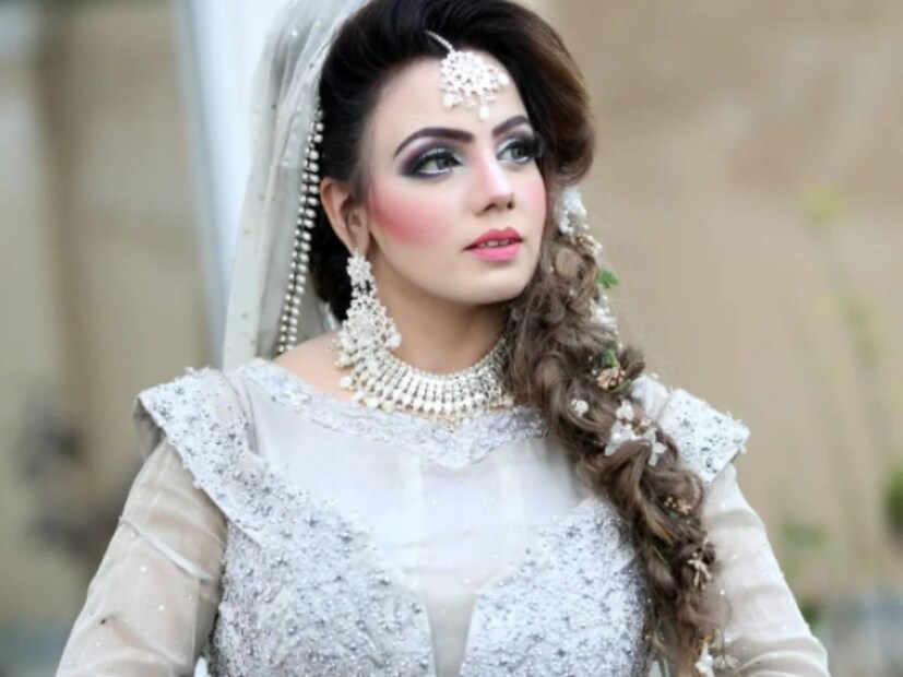 কিন্তু কেন, এমন অদ্ভূত কাণ্ড নিয়মিত ঘটাচ্ছেন ওই নারী? উত্তরে হিরা বলেন, তার মা তখন অসুস্থ। তাকে হাসপাতালে ভর্তি করতে হয়েছিল। মায়ের শরীরের অবস্থার দিন দিন অবনতি হচ্ছিল। তখন তার মা বলেন তিনি চান মৃত্যুর আগে হিরার বিয়ে দিতে! হিরার মাকে সেই সময়ে এক ব্যক্তি রক্ত দিয়েছিলেন। সেই রক্তদাতার সঙ্গেই হিরার বিয়ে ঠিক হয়। মায়ের শান্তির জন্য সুখের জন্য হিরা তাকে বিয়ে করতে সম্মত হন।