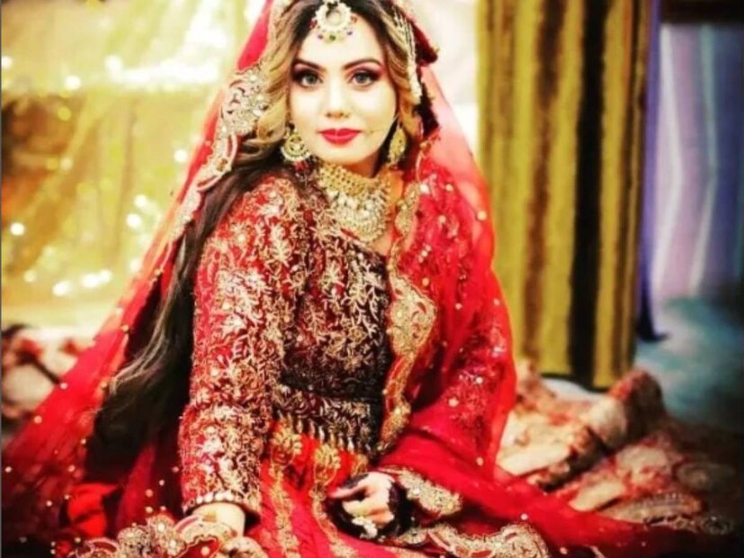 হিরা আরও জানান, তার বিয়ের কিছু দিন পরেই হাসপাতালেই তার মা মারা গেলেন। এই আচমকা মাতৃ বিয়োগে তিনি খুবই বিষণ্ণ হয়ে পড়লেন। মায়ের স্মৃতি তাকে কুরে কুরে খাচ্ছিল। কিন্তু সেখানেই শেষ নয়। স্বজন বিয়োগের আঘাত ফের নেমে আসে তাঁর জীবনে। বিয়ের পরে হিরার সন্তানও মারা যায়। হিরা আরও বিমর্ষ হয়ে পড়েন। হতাশা গ্রাস করে তাকে। এই বিষাদ থেকে বেরিয়ে আসতেই তিনি প্রতি শুক্রবার কনের সাজে সাজবার সিদ্ধান্ত নিয়ে ফেলেন।