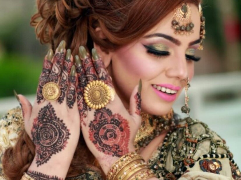 কিন্তু সেখানেই শেষ নয়। স্বজন বিয়োগের আঘাত ফের নেমে আসে তাঁর জীবনে। বিয়ের পরে হিরার সন্তানও মারা যায়। হিরা আরও বিমর্ষ হয়ে পড়েন। হতাশা গ্রাস করে তাকে। এই বিষাদ থেকে বেরিয়ে আসতেই তিনি প্রতি শুক্রবার কনের সাজে সাজবার সিদ্ধান্ত নিয়ে ফেলেন।