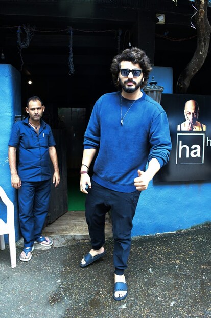 হেয়ার স্যালোঁ-র বাইরে অর্জুন কাপুর
