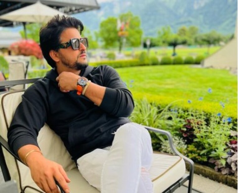 বছর দুয়েক আগেই আন্তর্জাতিক ক্রিকেট থেকে অবসর নিয়েছেন তিনি। এবার আইপিএল ও ঘরোয়া ক্রিকেট থেকেও অবসর নিলেন তিনি।