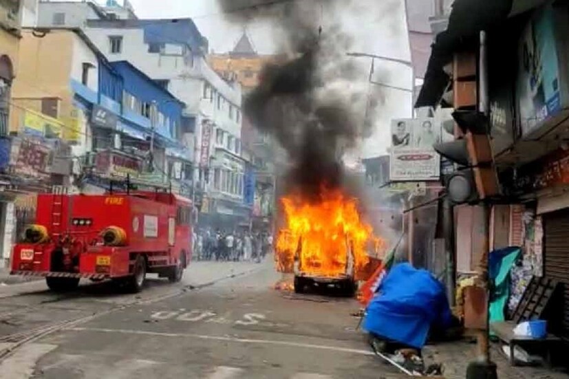 নবান্ন অভিযানে মঙ্গলবার নবান্নের দিকে পৌঁছতে শুরু থেকেই সচেষ্ট ছিল গেরুয়া শিবির। অন্যদিকে প্রশাসনও কড়া হাতে নিয়ন্ত্রণ করেছে মিছিল। লাগানো হয়েছে ব্যারিকেড। জলকামান থেকে কাঁদানে গ্যাস ছুঁড়ে থামানো হয়েছে ইটবৃষ্টি। লক্ষ্য একটাই, নবান্নের ধারেকাছে ঘেঁষবে না মিছিল।
