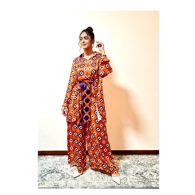  একটি সাক্ষাৎকারে ম্রুনাল জানান  “আমি লোকাল ট্রেনে যাতায়াত করতাম। ট্রেনের দরজার সামনে অনেক সময় দাঁড়াতাম। ভাবতাম, ট্রেন থেকে ঝাঁপ দেব।”