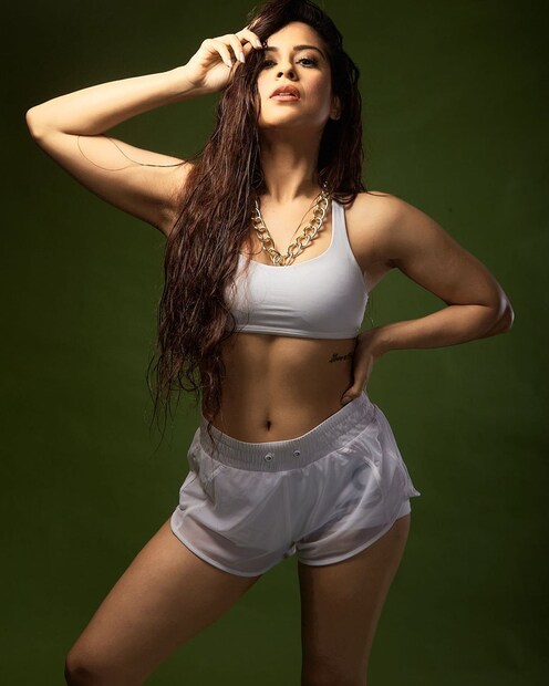 সাদা কো-অর্ড সেটে হট অবতারে নায়িকা। 