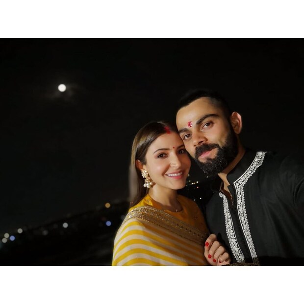 স্ট্রাইপ সাদা ও হলুদের মিশ্রণে শাড়ি পরেছেন অনুষ্কা শর্মা। 