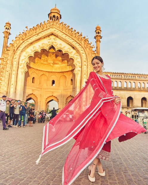 লাল কুর্তার সাজে অনন্যা পান্ডে। 