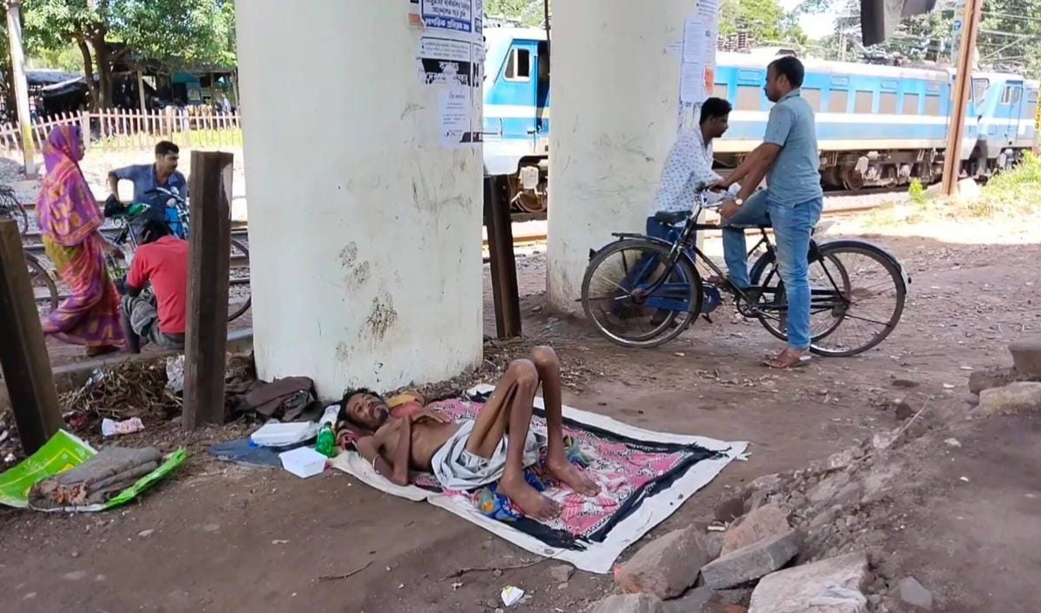West Midnapore News: খোঁজ নেয়নি পরিবার, ৫ মাস ধরে উড়ালপুলের নীচে পড়ে আছেন চলৎশক্তিহীন অসুস্থ পরিযায়ী রাজমিস্ত্রি
