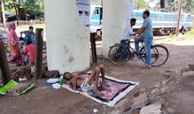 খোঁজ নেয়নি পরিবার, ৫ মাস উড়ালপুলের নীচেই চলৎশক্তিহীন অসুস্থ পরিযায়ী মিস্ত্রি খোঁজ নেয়নি পরিবার, ৫ মাস উড়ালপুলের নীচেই চলৎশক্তিহীন অসুস্থ পরিযায়ী মিস্ত্রি