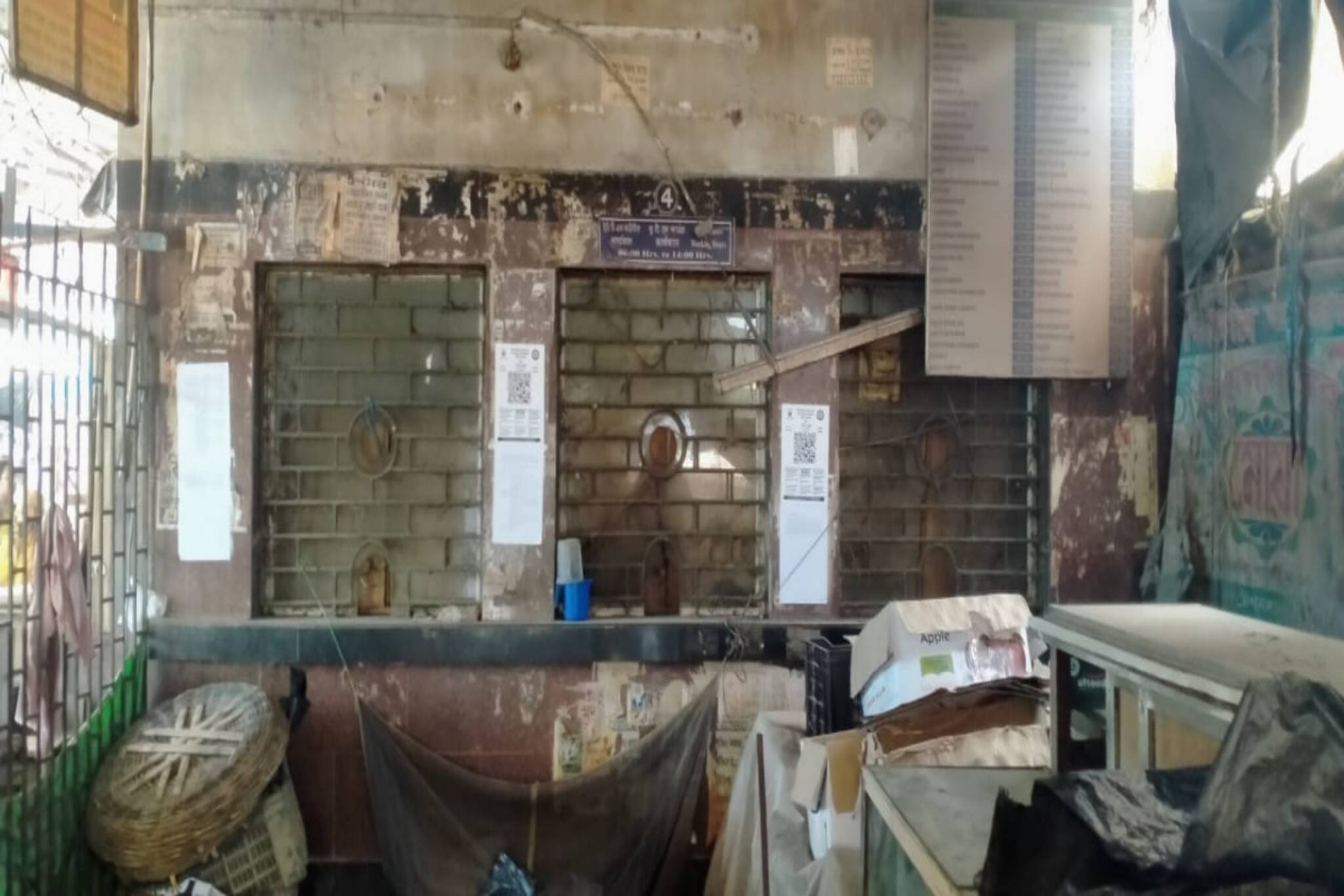 South 24Parganas News: বন্ধ টিকিট কাউন্টার চলে গিয়েছে হকারদের দখলে, ট্রেন মিসে ক্ষুব্ধ নিত্যযাত্রীরা