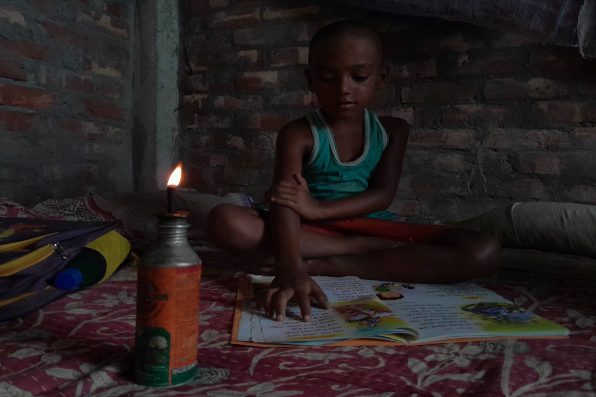 South24Parganas News: গ্রামে নেই বিদ্যুৎ, এখনও পড়াশুনার ভরসা কুপির আলো