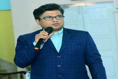 এবার শিক্ষারত্ন সম্মানে ভূষিত শিক্ষক ড. মৌসম মজুমদার।