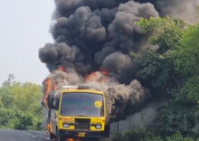 যাত্রীবাহী বাসে হঠাৎ আগুন! প্রাণ বাঁচাতে বাস থেকে নেমে দৌড় বাস-যাত্রীদের