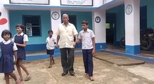 অবসর নিয়েছে, দৃষ্টিশক্তিও হারিয়েছেন, তবু এখনও করছেন শিক্ষকতা অবসর নিয়েছে, দৃষ্টিশক্তিও হারিয়েছেন, তবু এখনও করছেন শিক্ষকতা