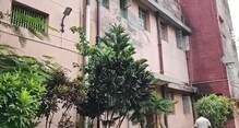 পুলিশকে ধাক্কা মেরে আদালতের পাঁচিল টপকে পালিয়ে গেল বিচারাধীন বন্দি পুলিশকে ধাক্কা মেরে আদালতের পাঁচিল টপকে পালিয়ে গেল বিচারাধীন বন্দি