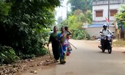 ‘লেডিকিলার রোমিও’-ফিল্মেই ভাল, স্কুল পড়ুয়া মেয়েদের বাঁচাতে পথে মায়েরাই