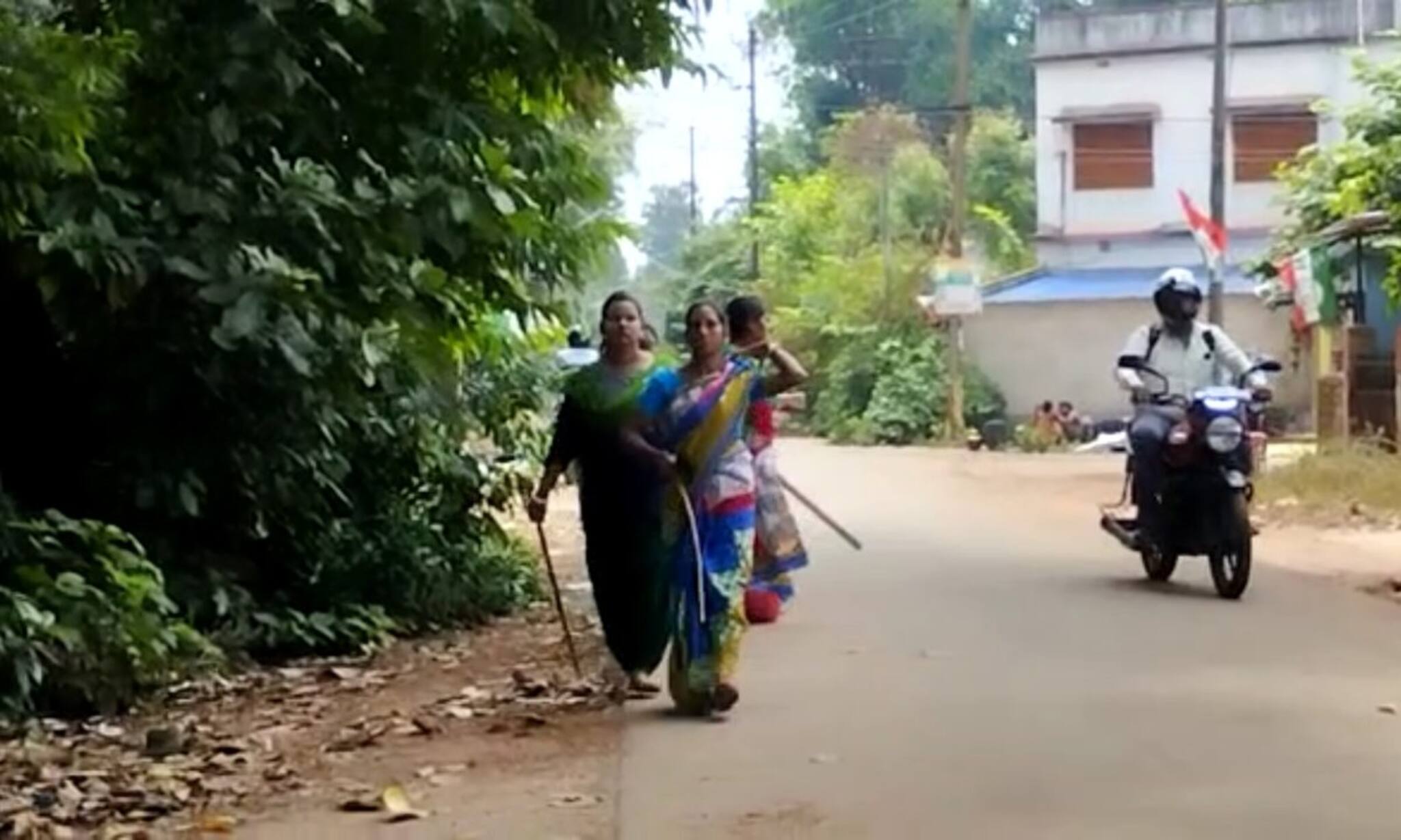 Paschim Midnapore News :   ‘লেডিকিলার রোমিও’ -ফিল্মেই ভাল, স্কুল পড়ুয়া মেয়েদের বাঁচাতে পথে নামলেন মায়েরাই