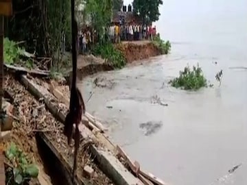 Ganga erosion is causing fear again in Samsherganj 
