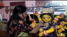 ফেলে দেওয়া পেন, পেন্সিল, রাবার, খাতা দিয়ে দুর্গা প্রতিমা গড়লেন নদিয়ার গৃহবধূ! ফেলে দেওয়া পেন, পেন্সিল, রাবার, খাতা দিয়ে দুর্গা প্রতিমা গড়লেন নদিয়ার গৃহবধূ!