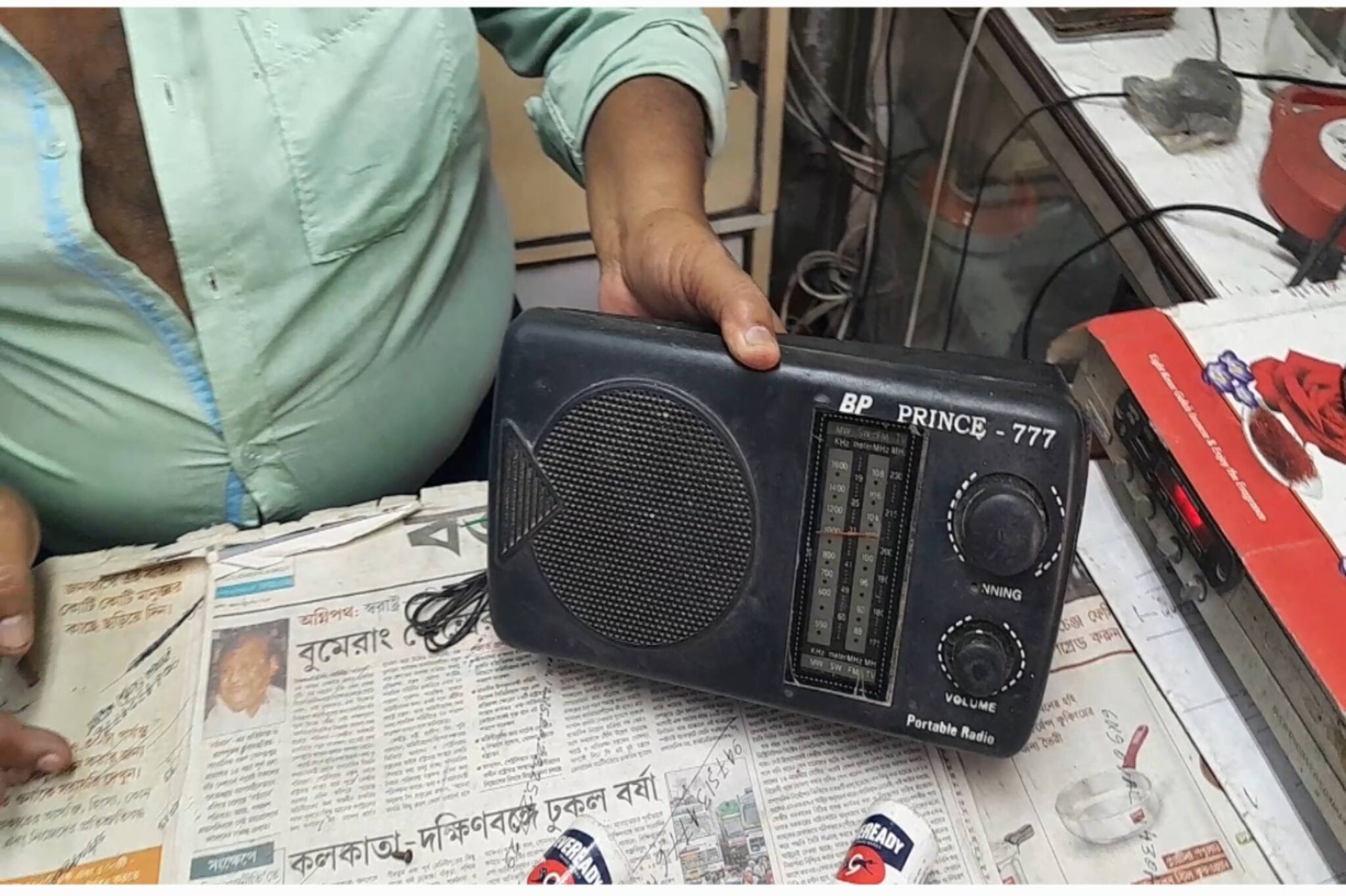 South 24Parganas News:  মহালয়া শুনতে নস্টালজিক বাঙালি ঝেড়ে মুছে রেডি করছে রেডিও