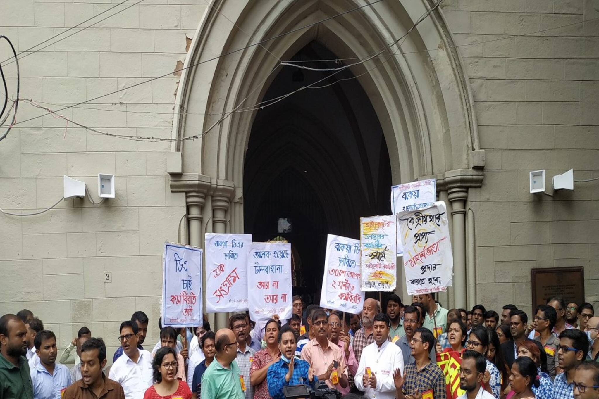 'বকেয়া নেই ডিএ!', রাজ্যের যুক্তি শুনল হাইকোর্ট শুক্রবার ফের শুনানি 