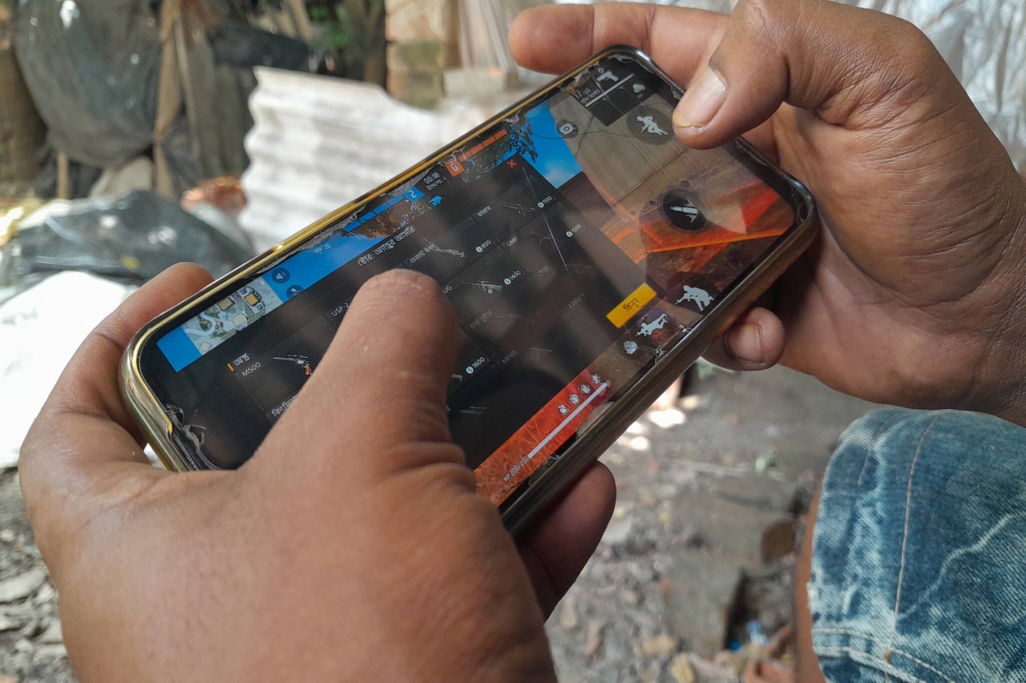 South 24Parganas News: রেললাইনে বসে ফোন ব্যবহার করছে পড়ুয়ারা, ফল হচ্ছে মারাত্মক!