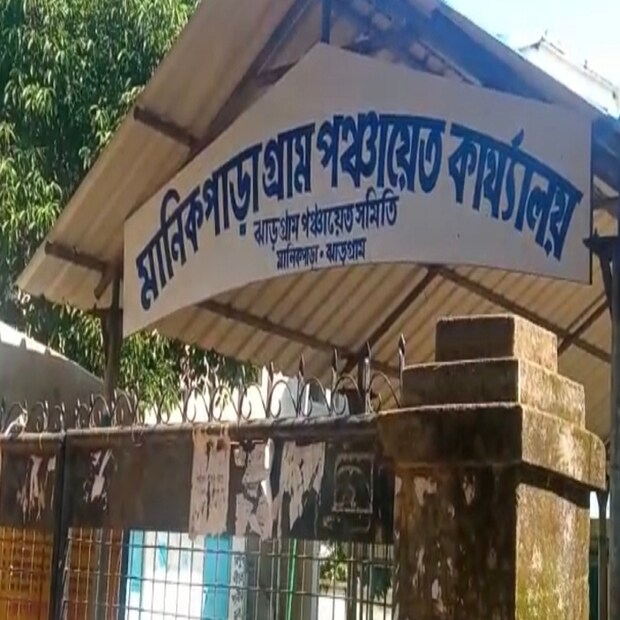 খুঁজতে নেমে যা জানা গেছে তাতে কাজের নামঃ (3210005007/IC/320201060484585) Constitution of Minors canal beside sisu uddyan at amdiha. টাকা বরাদ্দ করা হয়েছে ১৭৮৮৮২ টাকা। কাজ হয়ে গেছে বলে টাকা ওঠানো হয়েছে ১৪৬০৬৪ টাকা। পার্কের পেছনে বাঁশ দিয়ে ঘেরা জায়গায়  প্রকল্পের বোর্ডেও বাংলায় লেখা আছে পাশে ক্যানেল খনন। অথচ গোটা পার্কের পাশে কোনও ক্যানেল চোখে পড়লো না। পার্কের পেছনে বনদফতর এর জমিতে পুরানো মাটি খোঁড়া আছে অভিযোগ সেটা দেখিয়েই নাকি টাকা তুলে নেওয়া হয়েছে।