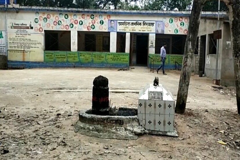 গ্রামবাসী প্রতিবাদ করায় ধারলো অস্ত্র দিয়ে হামলাও চালানোর অভিযোগ। শুধু তাই নয়। পঞ্চায়েত মেম্বার তথা উপপ্রধান পুলিশ কে কাজে লাগিয়ে তাদের কেই গ্রেফতার করে বলে অভিযোগ। 