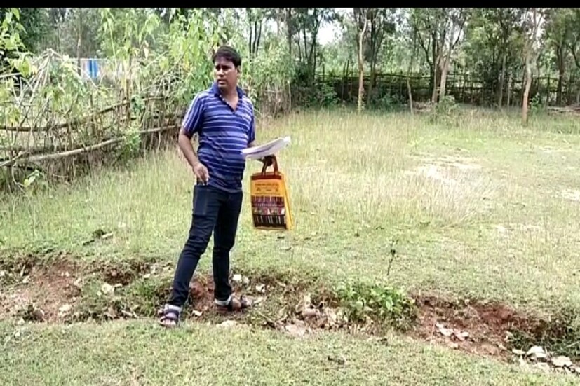 চাঞ্চল্যকর অভিযোগ আরও করলেন উদ্যানের দেখাশুনো যিনি করেন তাকে দেখভালের জন্য একবার তিন হাজার টাকা দেওয়া হয়েছিল। তারপর তিনবার তার জবকার্ড সহ ব্যাঙ্কে টাকা আসবে বলে টিপছাপ নেওয়া হয়েছে। অথচ আজ পর্যন্ত একটাকাও পাননি। জব কার্ড ও যারা কাজ করেছেন তাদের কাছে থাকে না। থাকে উপপ্রধান এর কাছে বলে অভিযোগ।
