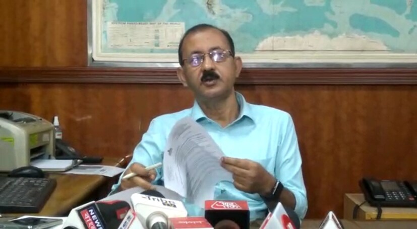 আবহাওয়া দফতরের পূর্বাঞ্চলীয় অধিকর্তা সঞ্জীব বন্দ্যোপাধ্যায় বলেন, নিম্নচাপ ক্রমশ দুর্বল হলেও এই নিম্নচাপের ফিডিং বঙ্গোপসাগর থেকে গাঙ্গেয় পশ্চিমবঙ্গের উপর দিয়ে যাচ্ছে। এছাড়াও আপার ইয়ারে একটি অক্ষরেখা তৈরি হয়েছে নিম্নচাপ এলাকা থেকে মধ্য বাংলাদেশ পর্যন্ত। এর প্রভাবে ১৪ সেপ্টেম্বর বুধবার পর্যন্ত বৃষ্টি চলবে। অগাস্ট মাস থেকে বৃষ্টির ঘাটতি কিছুটা কমেছে। আগামী কয়েক দিনের বৃষ্টির আরও ঘাটতি কমবে। Representative Image